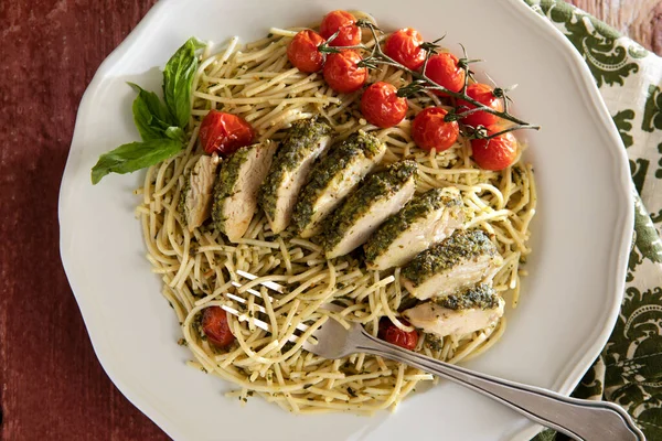 Fesleğen soslu tavuk ve makarna.