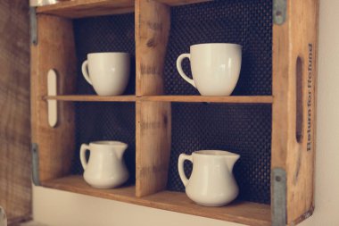 Kır Çiftliği Dekoru Kupa ve Kremalı Sandık