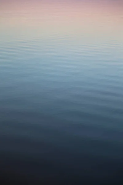 Cores Amanhecer Crepúsculo Refletidas Superfície Água — Fotografia de Stock