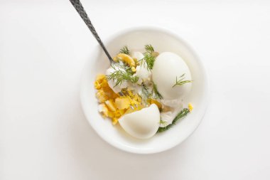 Bir kişilik yumurta salatası yapıyorum. 