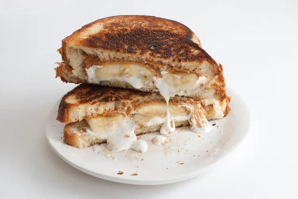 Unordentlich Gooey Gegrillte Erdnussbutter Bananen Und Eibisch Fluff Sandwich — Stockfoto