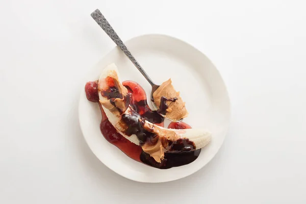 Loaded Banana Sundae Topped Peanut Butter Strawberry Syrup Chocolate Syrup — Stockfoto