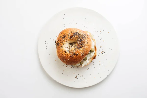 Everything Bagel Topped Cream Cheese Green Olives — 图库照片