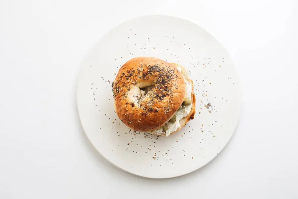 Alles Bagel Mit Frischkäse Und Grünen Oliven Belegt lizenzfreie Stockfotos