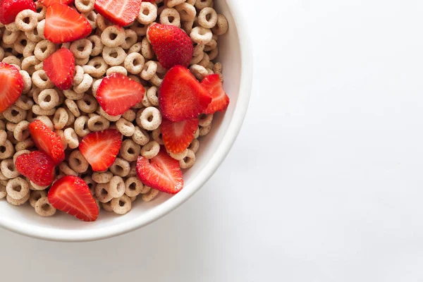 Toasted Whole Grain Oat Cereal Cheerios Topped Fresh Strawberries —  Fotos de Stock