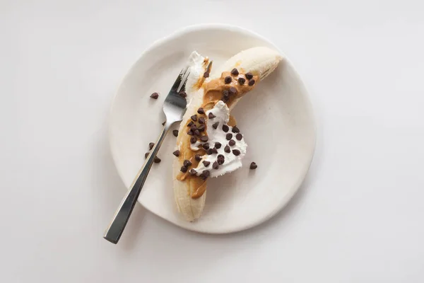 Beladener Bananen Eisbecher Mit Erdnussbutter Eibisch Flusen Und Miniatur Schokoladen — Stockfoto