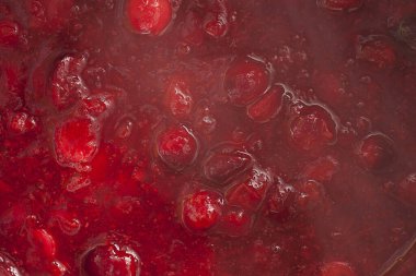 Fırında kızılcık sosu kaynıyor.