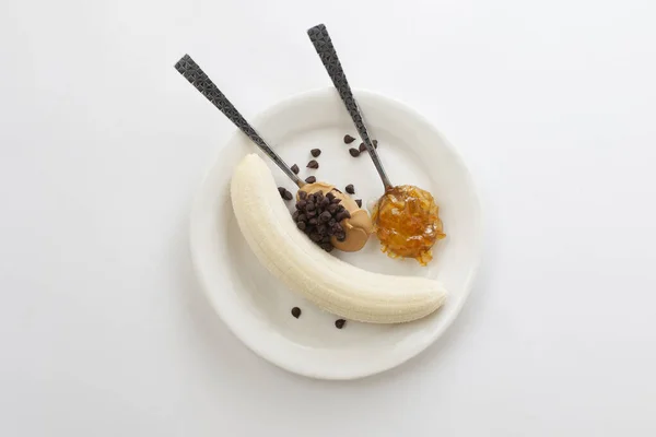 Beladener Bananen Eisbecher Mit Erdnussbutter Orangenmarmelade Und Miniatur Schokoladenchips — Stockfoto
