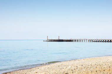 Güneş gökyüzünde ve kum plaj