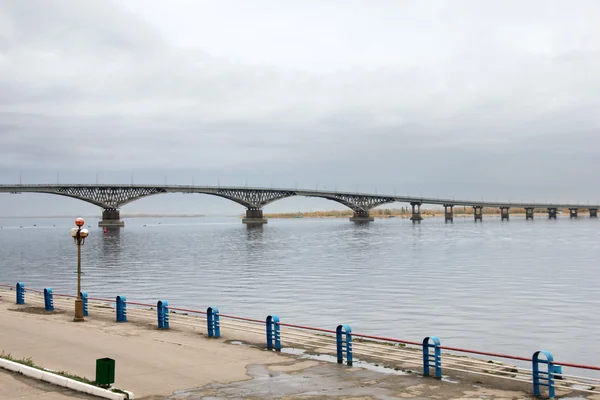 Міст на річці — стокове фото