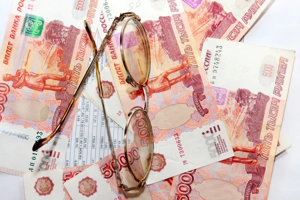 Heap soft money and old spectacles — Stock Photo, Image