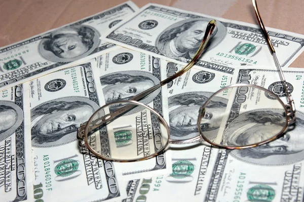 Heap soft money and old spectacles — Stock Photo, Image