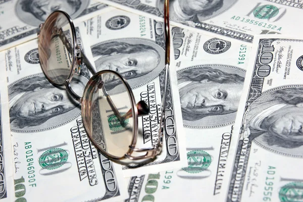 Heap soft money and old spectacles — Stockfoto
