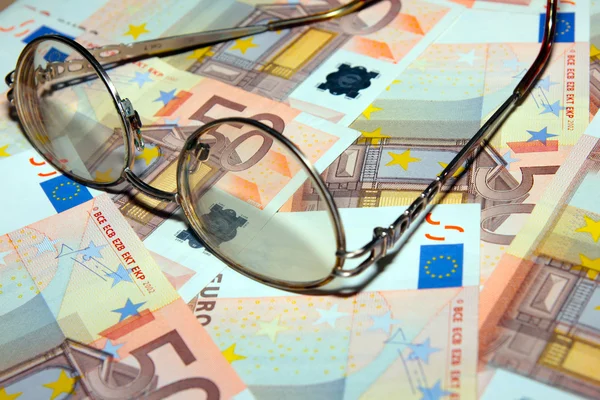 Yığın euro ve gözlük — Stok fotoğraf