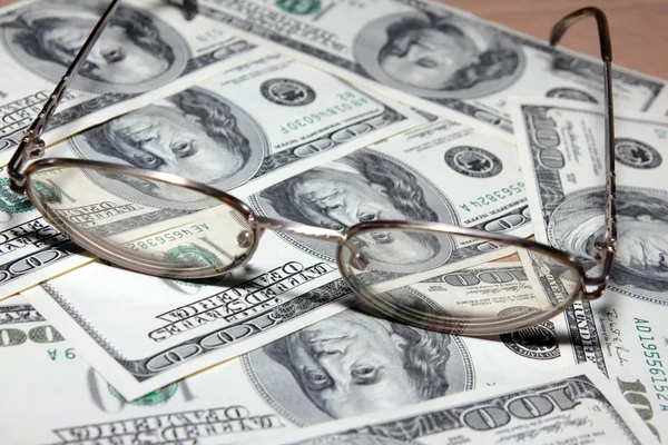 Heap soft money and old spectacles — Stock Photo, Image