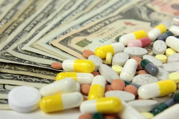 Доллары и таблетки — стоковое фото