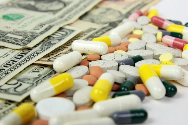 Доллары и таблетки — стоковое фото