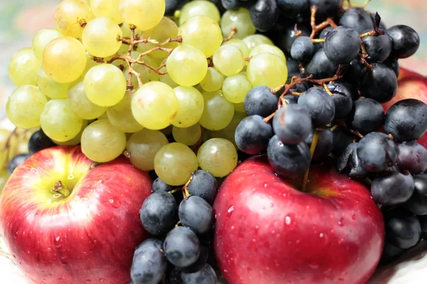 Виноград і яблука — стокове фото