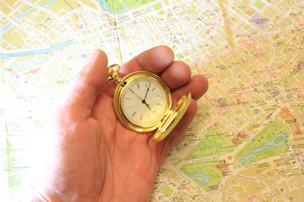Relógio e cartão geográfico — Fotografia de Stock