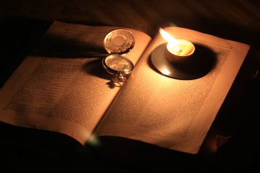 eski saati ve kitap