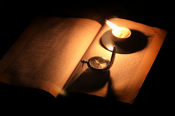 Old watch and book — Stock Photo, Image