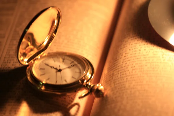 Old watch and book — Stock Photo, Image