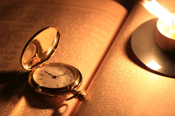 Antiguo reloj y libro — Foto de Stock