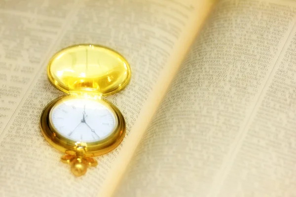 Old watch and book — Stock Photo, Image