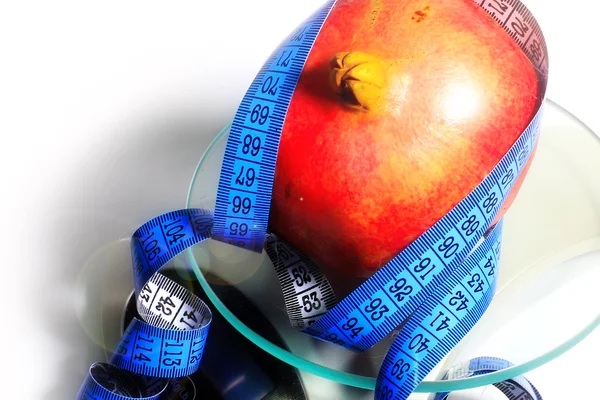 Measuring pomegranate — Stock Photo, Image