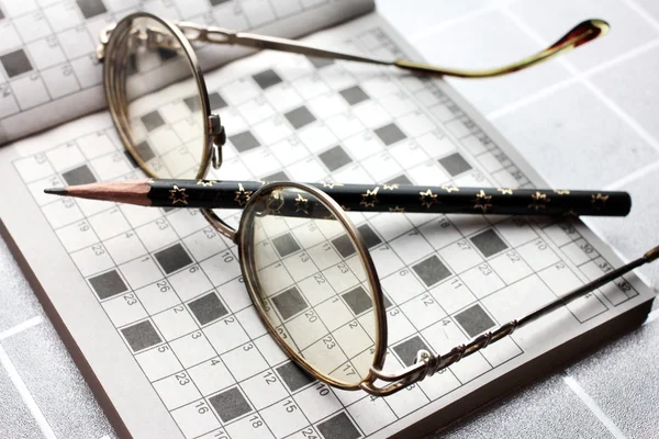 Brille, Bleistift, Kreuzworträtsel — Stockfoto