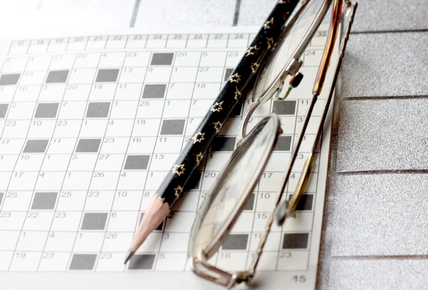 Brille, Bleistift, Kreuzworträtsel — Stockfoto