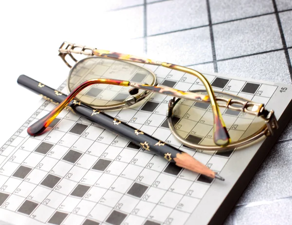 Glasögon, penna, korsord — Stockfoto