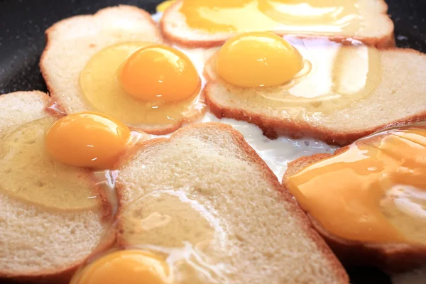 Stekt ägg och stekt bröd — Stockfoto