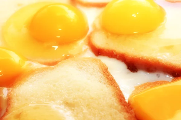 Fried eggs and fried bread — Stock Photo, Image