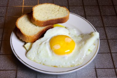 ekmek ve sahanda yumurta