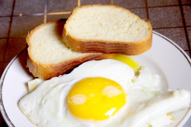 ekmek ve sahanda yumurta