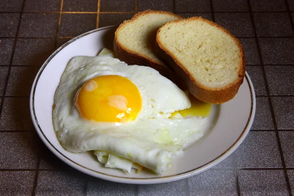 Pane e uova fritte — Foto Stock