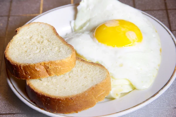 Хліб і смажені яйця — стокове фото