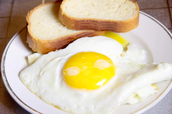 Brot und Spiegeleier — Stockfoto