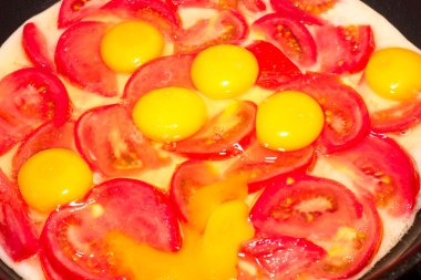 sahanda yumurta ve domates