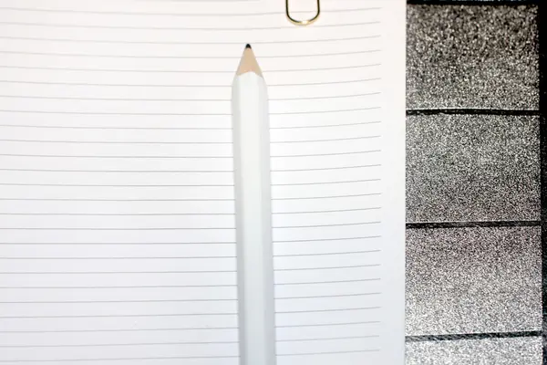 Büroklammer, Bleistift und Papier für Notizen — Stockfoto