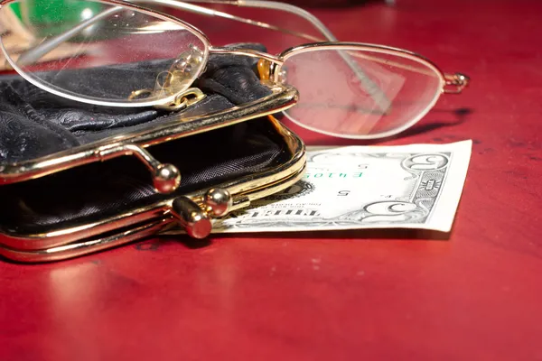 Handväska, glasögon, dollar — Stockfoto