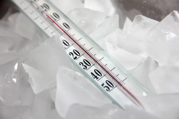 Thermomètre et glace — Photo