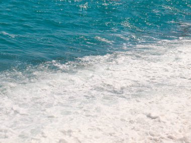 Sahilde berrak deniz suyu dalgaları