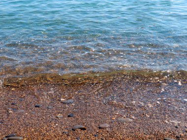 Şeffaf deniz dalgaları ve kumlu plajlar.