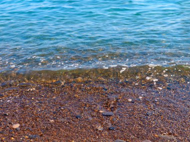 Şeffaf deniz dalgaları ve kumlu plajlar.