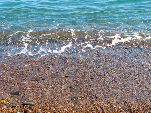Διαφανείς Πίδακες Καθαρά Θαλάσσια Κύματα Και Αμμώδη Παραλία — Φωτογραφία Αρχείου