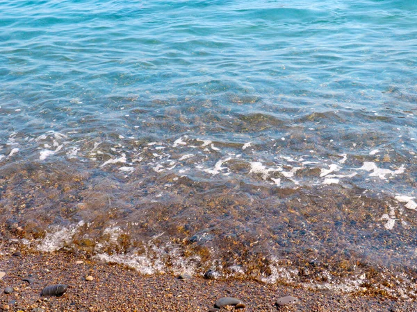 透明な海の波と砂浜のジェット — ストック写真