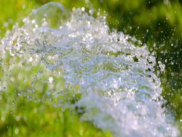 Transparentní Trysky Čisté Vody Při Zavlažování Zeleného Trávníku — Stock fotografie