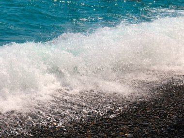 Güzel deniz taşlı plaj ve spor için açık dalgalar